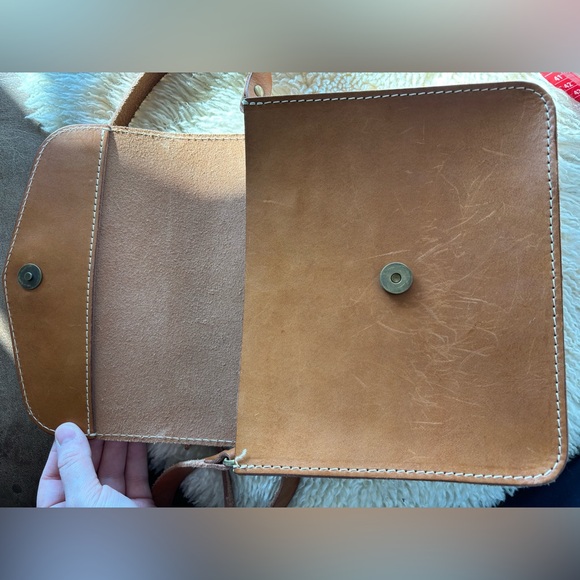 Portland Leather Hawthorne crossbody bag - Picture 6 of 8